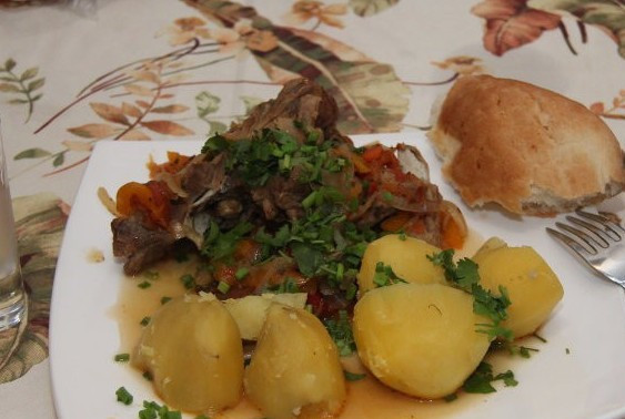 1. Этап. Хашлама из баранины на пиве: Когда блюдо будет готово, выключаем огонь и даем ему еще 10-15 минуток постоять под крышкой. Затем шумовкой выкладываем мясо с овощами на порционные тарелки, добавляем отваренный картофель и посыпаем все измельченной зеленью. Приятного аппетита!