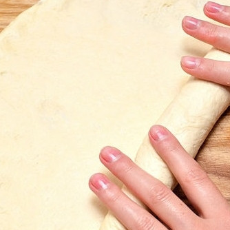 1. Этап. Французский багет: 9. Разделите тесто на две-три части. Каждую раскатайте в блин. затем скрутите рулетом.