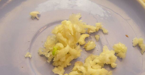 1. Этап. Сухари на сковороде: Чеснок размельчаем, можно подавить в чеснокодавке.