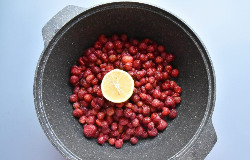 1. Этап. Клубничный джем с бальзамическим уксусом: Выжмите сок одного лимона и добавьте в посуду с клубникой. Всыпьте сахар и перемешайте. Оставьте до выделения сока.