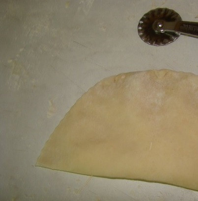 1. Этап. Лепешки с сыром: Края защипываем. Лишние части обрезаем.