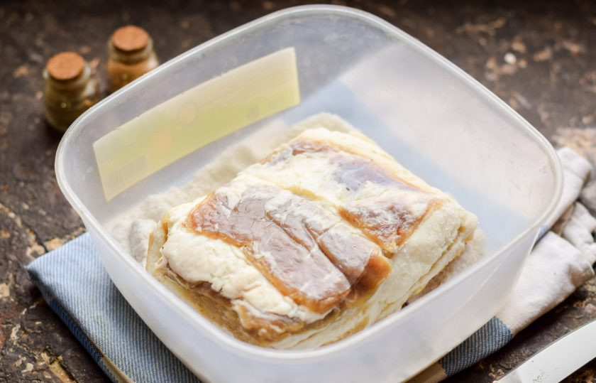 1. Этап. Сало засоленное: Переложите сало в контейнер.