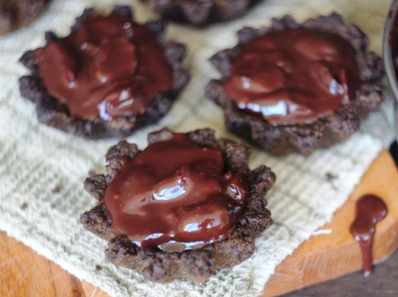 1. Этап. Шоколадно-вишневые пирожные: Наполните тарталетки вишневой начинкой и поставьте в холодильник до полного остывания. Затем подайте на стол.