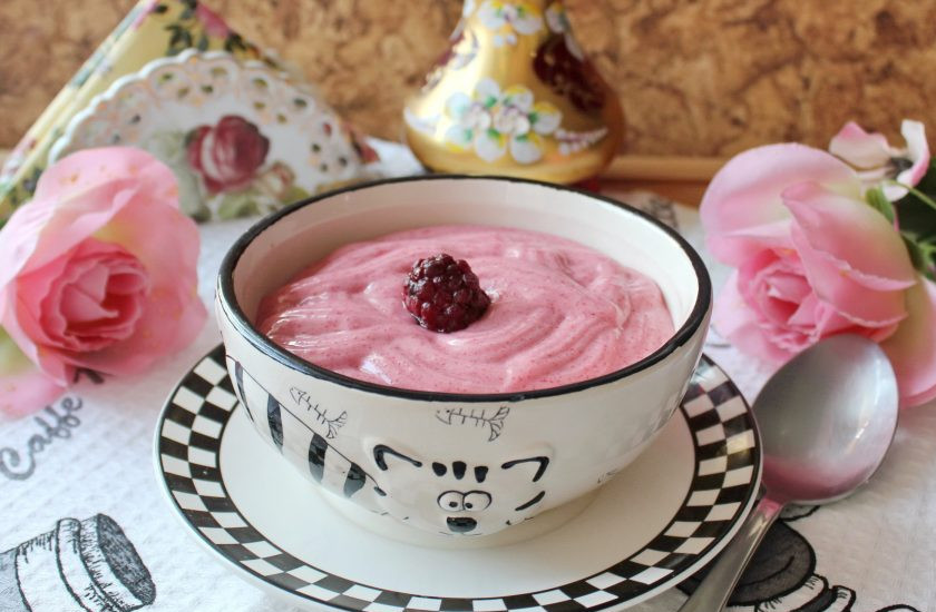 1. Этап. Взбитая манная каша: Ароматная, пышная, вкусная и полезная манная каша с ягодами готова.