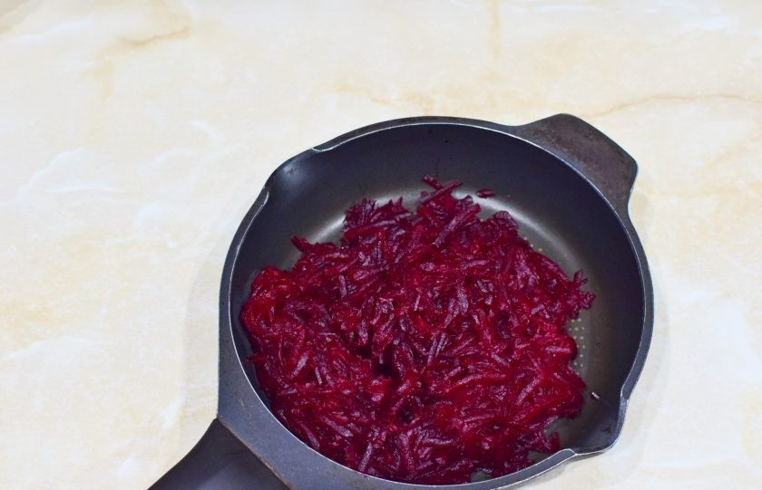 1. Этап. Тушеная индейка со свеклой: Вареную свеклу потрите на крупной терке и обжарьте 5-7 минут. Немного подсолите. За время жарки свекла уменьшится в размере.