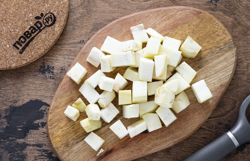 1. Этап. Котлеты из баклажанов жареные: Баклажан очистите от кожуры, нарежьте крупными кубиками.