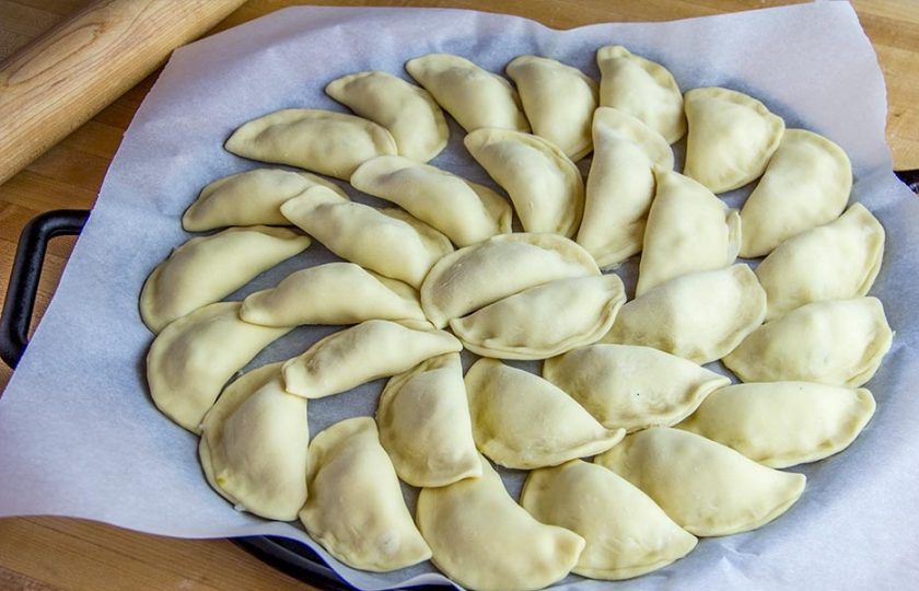 1. Этап. Вареники с картошкой и квашеной капустой: 9. Тщательно защипните все края, чтобы в процессе варки начинка не выпала. Отварите вареники в подсоленной воде до готовности.