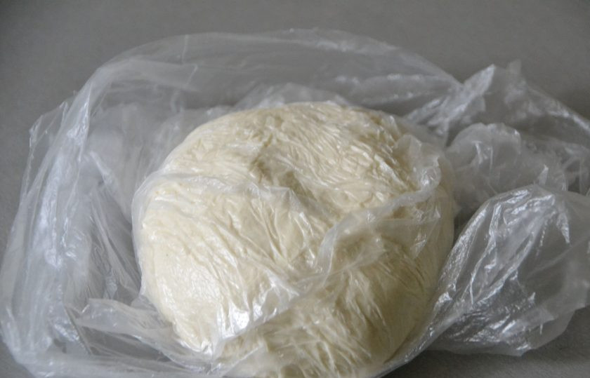 1. Этап. Штрудель со сливой: Вымешанное тесто уберите в пакете в холодильник, на то время, пока будете заниматься начинкой.