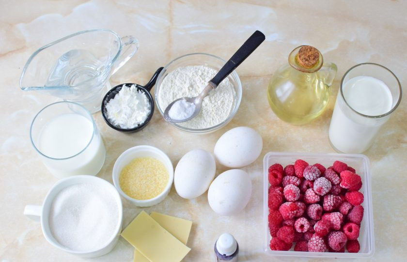 1. Этап. Малиновый муссовый торт: Чтобы приготовить муссовый торт с малиной, подготовьте необходимые ингредиенты. Ягоды малины можно взять свежие или замороженные.