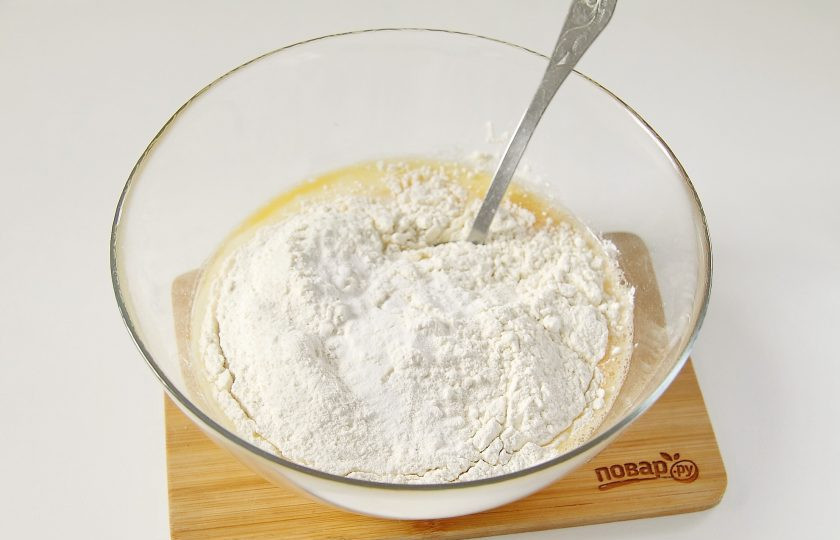 1. Этап. Заливной пирог на кефире с яйцом: Перемешайте. Добавьте муку и соду.