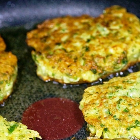 1. Этап. Кабачковые оладьи с козьим сыром: Затем переворачиваем и жарим до готовности.