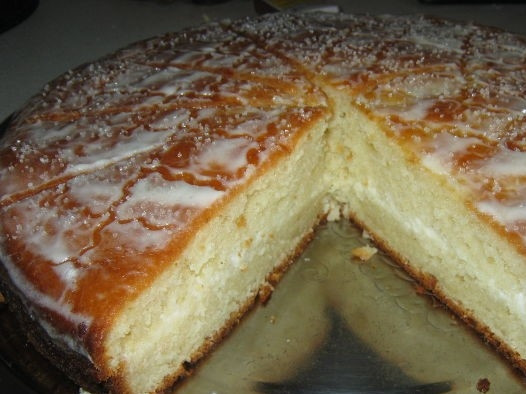 1. Этап. Пирог Европейский: 5. Для крема взбейте в миксере сметану и сахар, для запаха и вкуса положите ваниль. Смажьте коржи пирога кремом. Красиво украсьте его (как вам того больше хочется). Дайте пирогу время на пропитку. Через час можете порадовать своих гостей вкусной выпечкой.