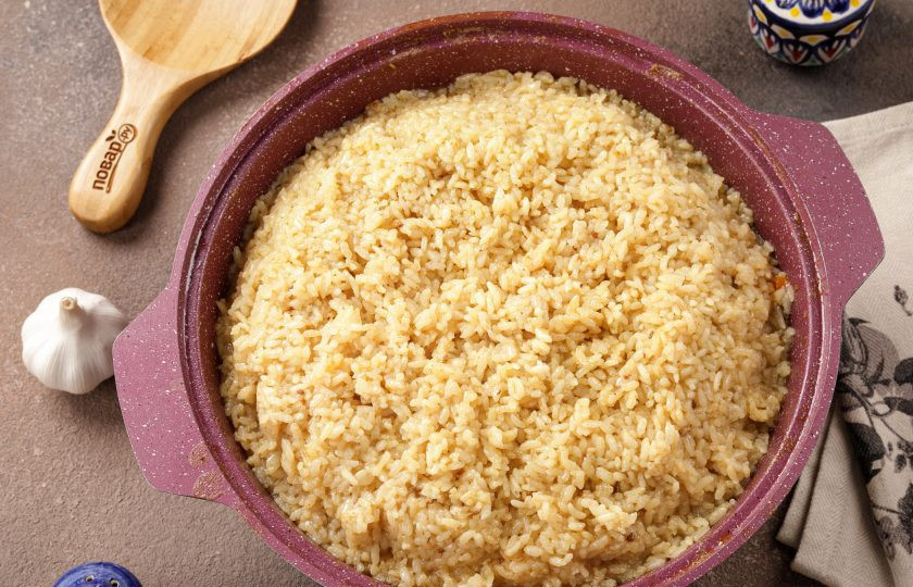 1. Этап. Плов с нутом и рисом: Соберите рис горкой, сделайте минимальный огонь и плотно закройте казан крышкой. Готовьте ещё 10 минут.