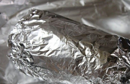 1. Этап. Буженина из свиной шеи: 5. Выложите мясо на лист фольги и плотно заверните. Уберите в холодильник на часик (можно оставить на ночь, чтобы свинина хорошо пропиталась). Затем выложите на противень и запекайте в разогретой до 200 градусов духовке около 30-40 минут до готовности. Время зависит от размера кусочка. В среднем килограмм мяса запекается час.