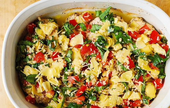 1. Этап. Куриное филе под шубой в духовке: 4. Выложите овощи с сыром и зеленью, предварительно перемешав и подсолив всё по вкусу.