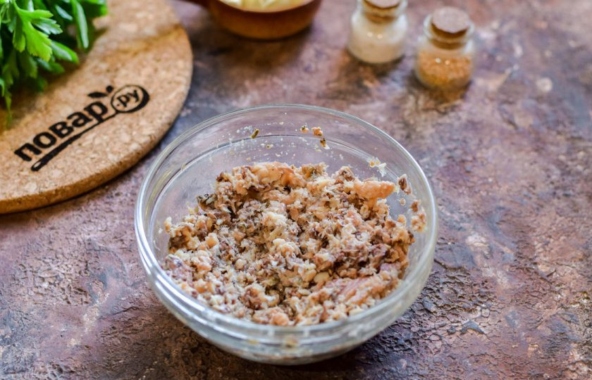 1. Этап. Салат Полтавский: Рыбные консервы откройте, слейте сок и разомните рыбу вилкой.