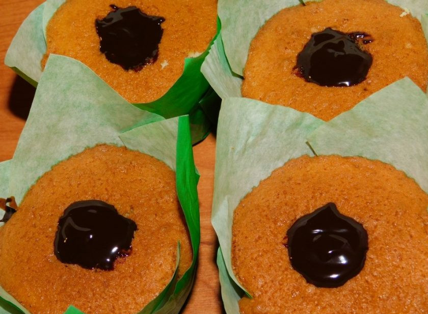 1. Этап. Апельсиновые капкейки с шоколадной начинкой: Из кексов извлеките середину и наполните шоколадной начинкой.