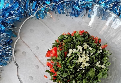 1. Этап. Салат Русалочьи бусы: Чеснок измельчить ножом или пропустить через пресс.