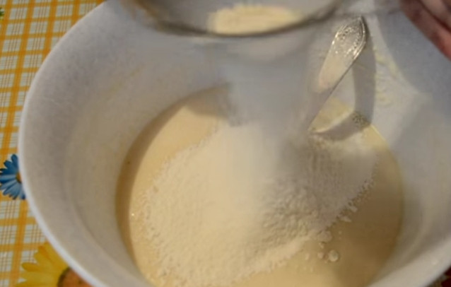 1. Этап. Жареные пирожки с капустой на кислом молоке: 3. Затем в опару отправьте соль, просейте туда муку. Должно получиться липкое тесто.