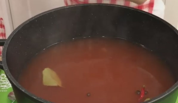 1. Этап. Постные голубцы с грибами (очень вкусно!): 5. Приступаем к подготовки заправки. В воду, где варилась капуста, добавляем еще немного соли, лавровый лист, молотый красный перец, душистый перец, кориандр (или молотый, или семена). Томатную пасту или кетчуп (на ваш выбор) тоже отправляете в воду.