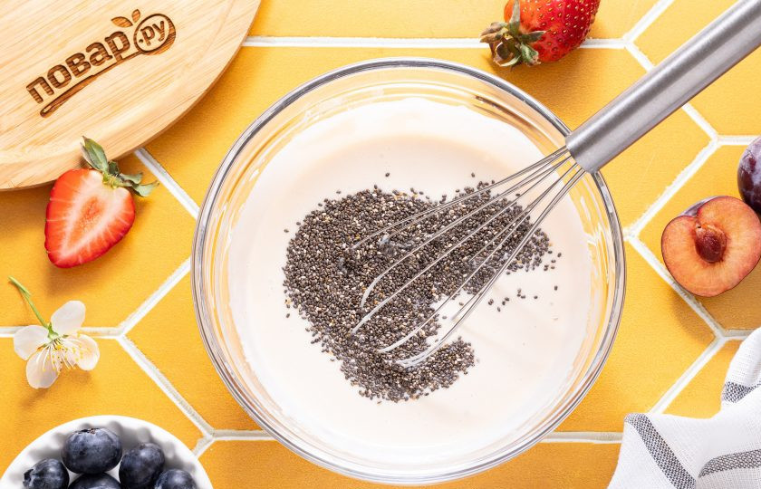 1. Этап. Замороженный йогурт с ягодами: В конце добавьте семена чиа и еще раз все перемешайте.