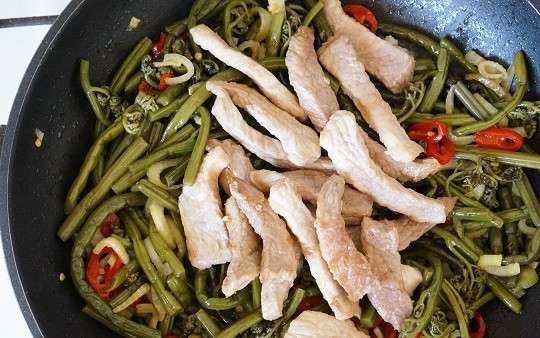 1. Этап. Папоротник с мясом: 6. А минут через 5-7 можете выложить туда же свинину.