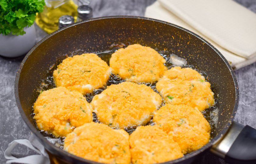 1. Этап. Рубленые котлеты в панировочных сухарях на сковороде: В сковороде разогрейте растительное масло и выложите все подготовленные котлеты. Жарьте котлеты с каждой стороны по 5 минут, на небольшом огне.