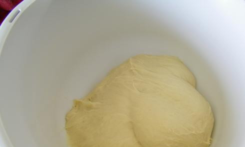 1. Этап. Пирожки на пару: Для начала из указанных ингредиентов нужно замесить тесто. Накрываем его полотенцем и ставим в теплое место на время, пока будем готовить начинку.