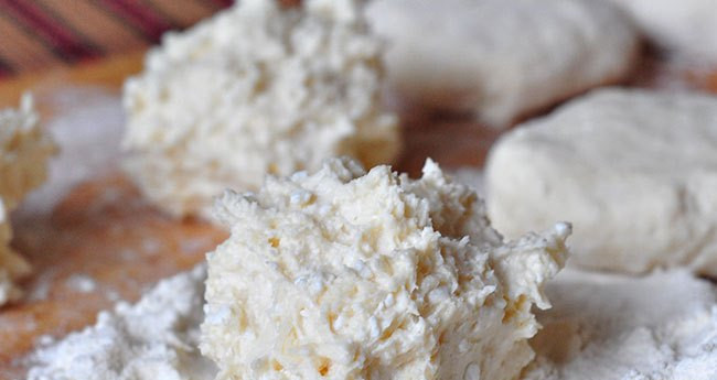 1. Этап. Сырники из творога на сковороде: 2. Из этой массы формируем шарики или лепешки, чуть обваливая их в муке.