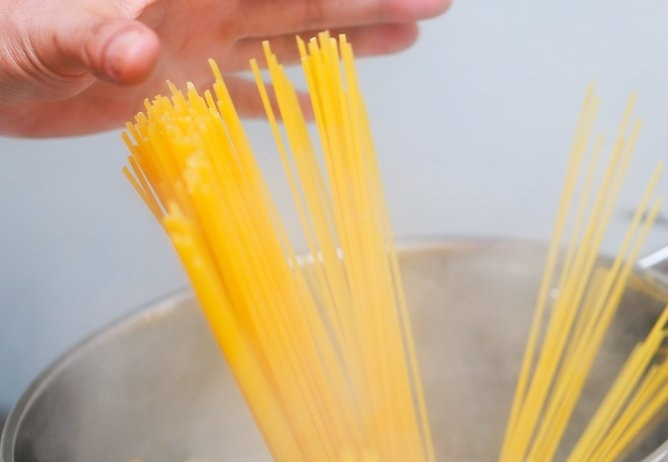 1. Этап. Вкусные спагетти: 3. В кипящую подсоленную воду выложите спагетти. Варите несколько минут до полуготовности.