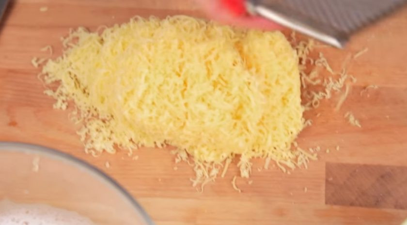 1. Этап. Сырные шарики (2 рецепта): 3. Для второго варианта приготовления сырных шариков натрите на мелкой терке твердый сыр. Белки яиц взбейте с солью в пену и смешайте с сыром.