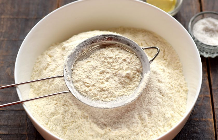 1. Этап. Булочки Столичные: Параллельно просейте через сито необходимое количество муки, лучше это сделать дважды. Просеянная мука сделает выпечку мягче. В муку добавите немного соли.