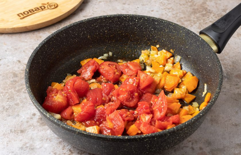 1. Этап. Крем-суп из красной чечевицы: Затем добавьте томаты в собственном соку. Посолите и поперчите овощи, добавьте все специи. Готовьте еще пару минут.