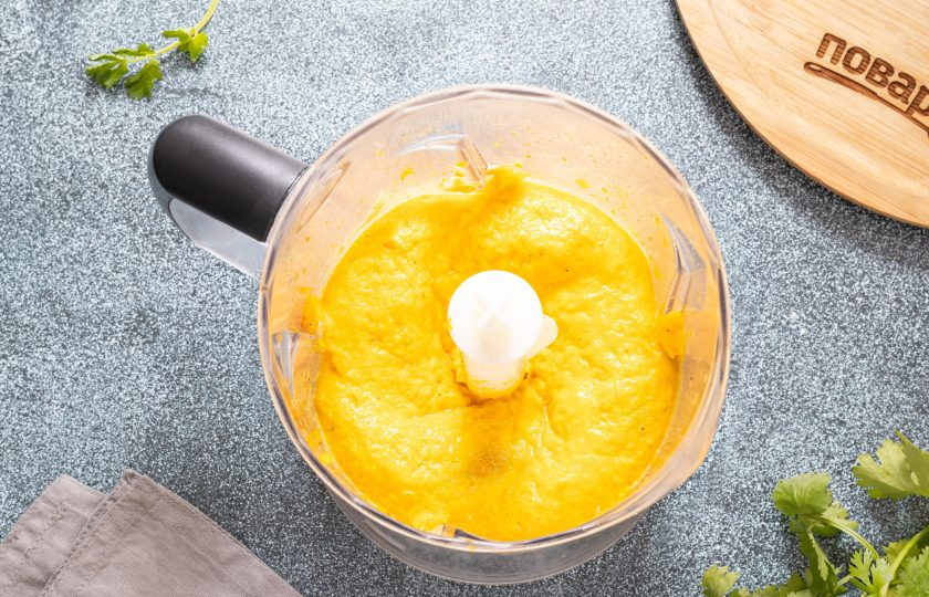 1. Этап. Тыквенный хумус: Попробуйте хумус на вкус, по необходимости добавьте жидкость от варки нута до желаемой консистенции и специй по вкусу.