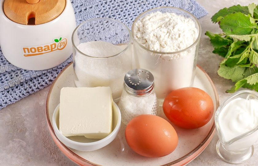 1. Этап. Печенье Сугробы: Подготовьте указанные ингредиенты. Сметану и масло можно использовать любой жирности. Масло подморозьте в течение 10 минут, чтобы оно лучше натиралось.