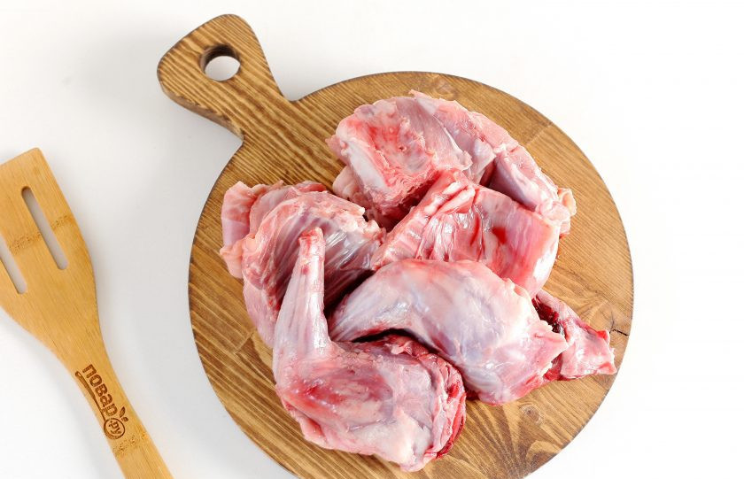 1. Этап. Кролик в майонезе в духовке: Если у вас целая тушка, то предварительно порубите ее на порционные кусочки, промойте и обсушите бумажным полотенцем.