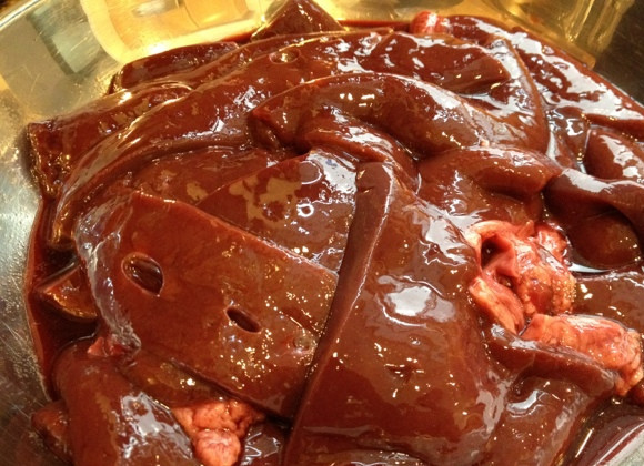 1. Этап. Печень с грибами: 1. Говяжью печень промыть и обсушить салфеткой.