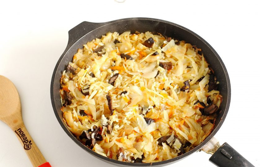 1. Этап. Капуста тушеная с грибами и рисом: Все ингредиенты должны быть полностью готовы. Добавьте томатную пасту, перемешайте и томите на плите еще 5 минут.