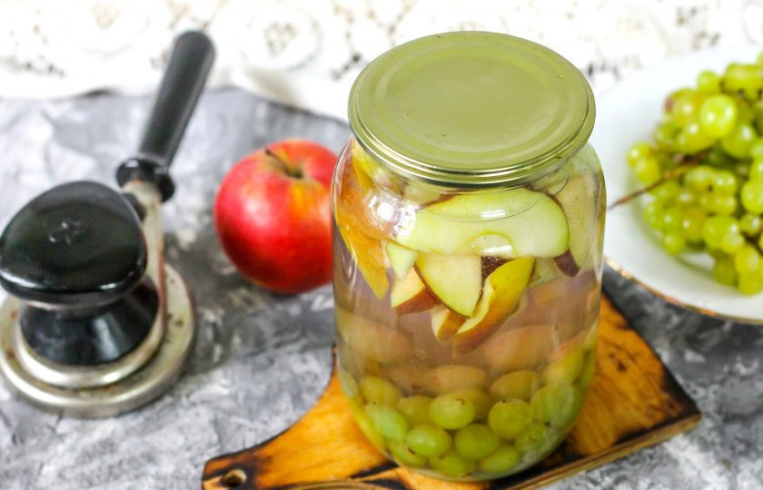1. Этап. Компот из винограда с яблоками на зиму: Сразу же закатайте с помощью ключа для консервации или прокрутите крышку по резьбе. Дайте заготовке остыть, а после перенесите в место хранения.