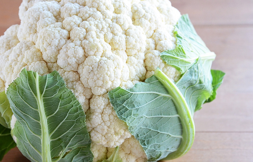 1. Этап. Цветная капуста в духовке: Цветную капусту хорошенько промываем под проточной водой и просушиваем бумажным полотенцем.