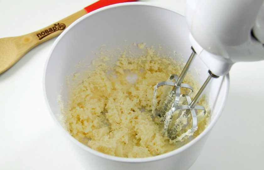 1. Этап. Творожные кексы с лимоном: Взбейте мягкое сливочное масло с сахаром и ванилином.