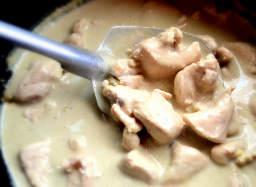 1. Этап. Карри по-тайски: Выложите в кокосовое молоко куриное филе, нарезанное небольшими кусочками.