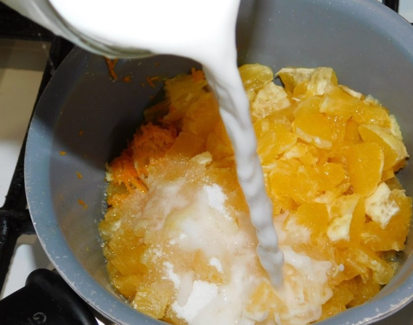 1. Этап. Креативный торт для мужчины: Отдельно растворите крахмал в воде и влейте в апельсины. При постоянном помешивании, доведите смесь до кипения и загустения. Начинку остудите.