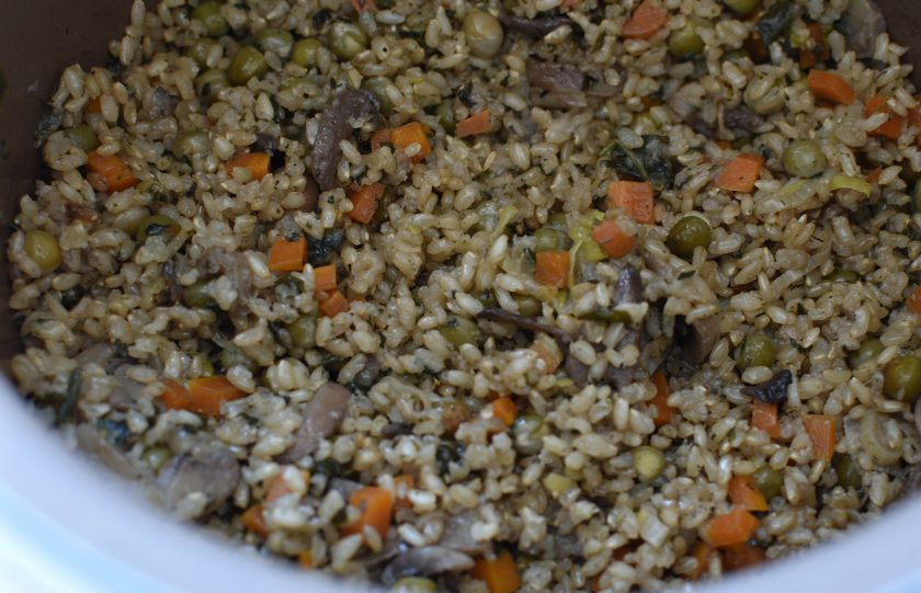 1. Этап. Рис с грибами, овощами и шпинатом: Затем перемешайте рис и оставьте в режиме поддержания тепла на 20 минут.