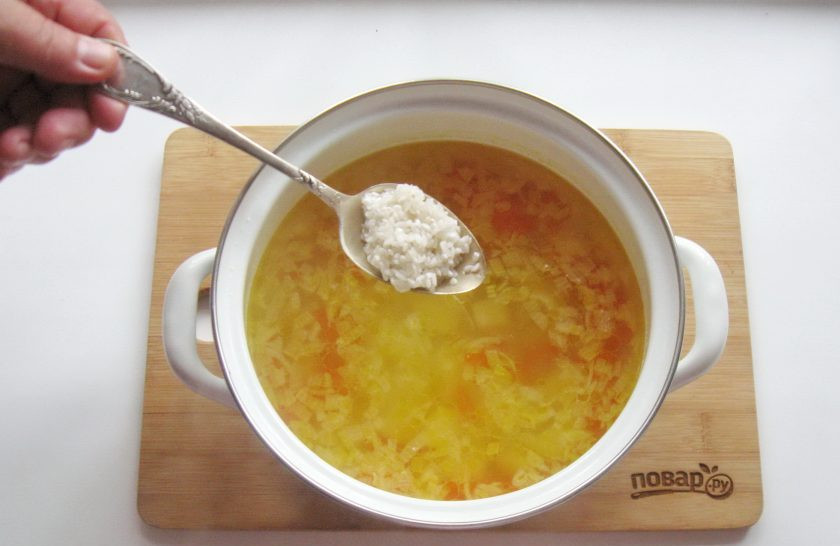 1. Этап. Рассольник с помидорами: Выложите в кастрюлю морковь и лук. Проварите овощи 10-15 минут и всыпьте рис, который следует тщательно помыть.