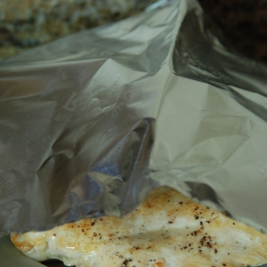 1. Этап. Курица с овощами в цитрусовом соусе: По истечению оговоренных выше 10 минут варки блюда в жаровне, достаем курицу из жаровни и накрываем фольгой - чтобы сохраняла тепло.