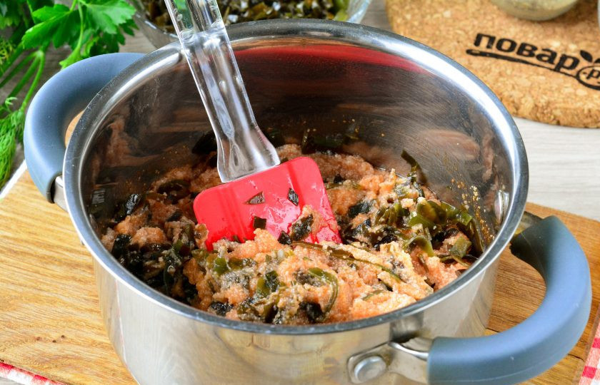 1. Этап. Икра из манки и морской капусты: Икру перемешайте, доведите до необходимого вкуса, поперчите. Готово!