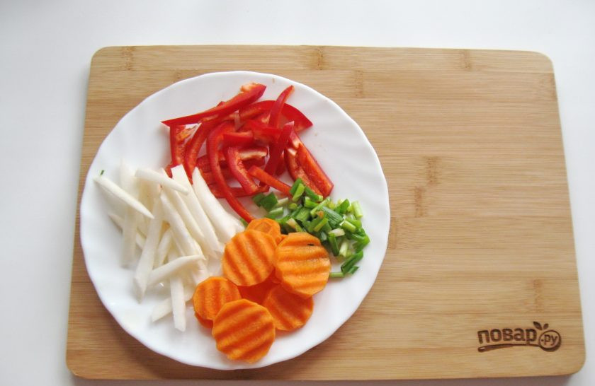 1. Этап. Суп Кесме по-киргизски: Пока мясо варится, подготовьте овощи: морковь, болгарский перец, зеленый лук и белую редьку.