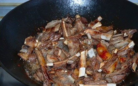 1. Этап. Бараньи ребрышки жареные: 4. На сковороду положить ребра и, постоянно переворачивая, обжарить до аппетитной корочки.