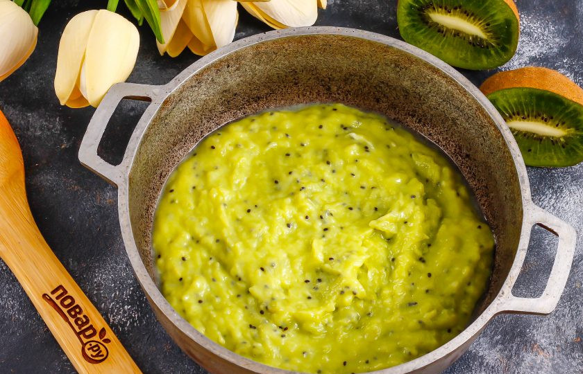 1. Этап. Трайфл с киви: Киви очистите от кожуры и промойте в воде, нарежьте мелкими кубиками и выложите нарезку в казан или ковш, всыпьте туда же 50 грамм сахара и помните вилкой, прессом для картофеля, превращая в пюре. Поместите казан на плиту и проварите пюре примерно 5-6 минут, а затем остудите на холоде.